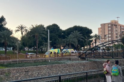 Dos ambulancias acuden a la Rambla de San Antonio a tenor del suceso.