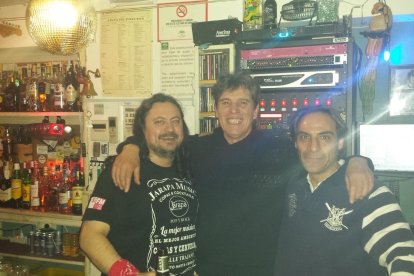 Iván González, Javier Ojeda (Danza Invisible) y David García, en la barra del Tren de Largo Recorrido (Jarapa 10), que abrió sus puertas en 2010 como la tercera versión de este emblemático pub.