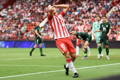 El lateral Luna se desespera en el Almería-Racing de Santander.