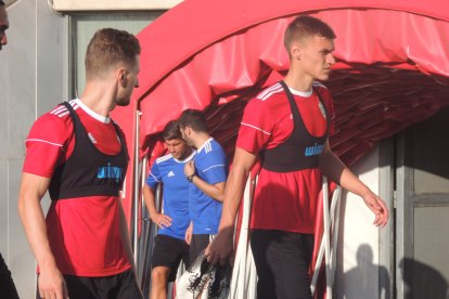 Pedro Emanuel en el banquillo de fondo y Balliu y Maras en primer plano.