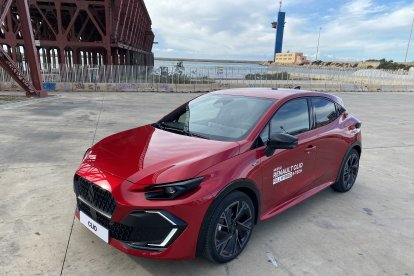 Momento de la prueba del nuevo Clio junto a la ballena de Gabriel