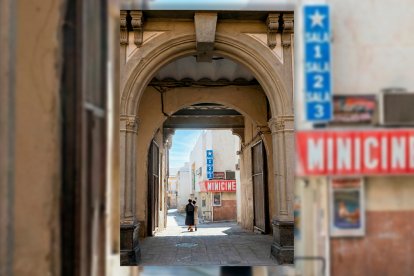 El histórico cine Moderno, detrás del ayuntamiento, no pudo superar la crisis de los años 80 y tuvo que reconvertirse en un centro de salas minicines.