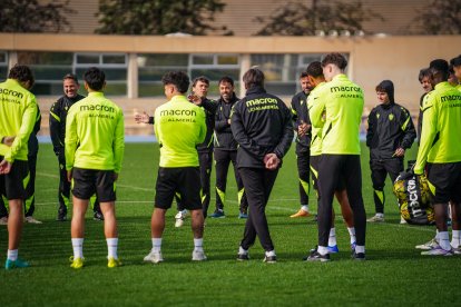 Rubi se dirige a unos futbolistas que sueñan con el ascenso.