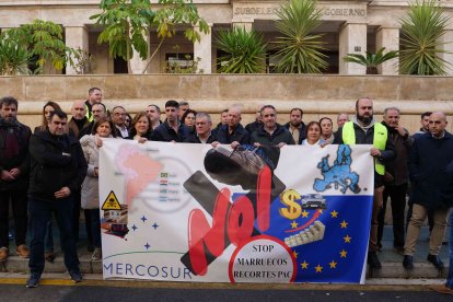 El Ayuntamiento de El Ejido muestra su firme apoyo a al sector hortofrutícola en la concentración de protesta frente al acuerdo UE-Mercosur