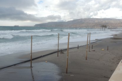 Las olas en la Playa de El Palmeral. El agua llegó hasta el muro del Paseo Marítimo.