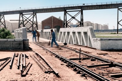 Los obreros  haciendo el desmonte de la vía que cruzaba el puente de las Almadrabillas para unir la estación con la zona portuaria. Julio de 1975.