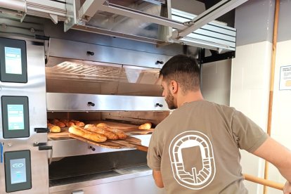 Un panadero de Almería metiendo barras en el horno.
