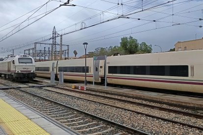 El Alvia vuelve a quedarse estacionado en Huércal-Viator junto a las locomotoras 334 del Intercity.