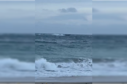 Un par de narcolanchas buscan refugio en la playa de Aguamarga ante el temporal de la borrasca Leonardo.