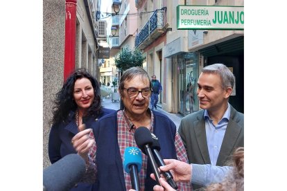 Juanjo hablando ante los micrófonos, junto a la alcaldesa y el delegado de Empleo.