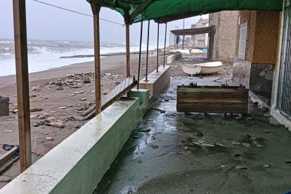 Vivienda de Balerma de las que se ha visto acechada por las olas.