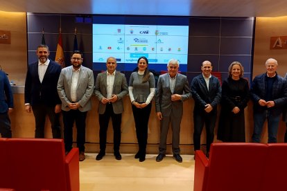 Foto de familia antes de dar comienzo a la presentación de una Clásica Ciclista de Almería que sigue superándose.