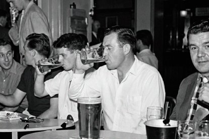 Concurso de bebedores de cerveza que se celebraba en los años 50 como un festejo más de la Feria de Almería.