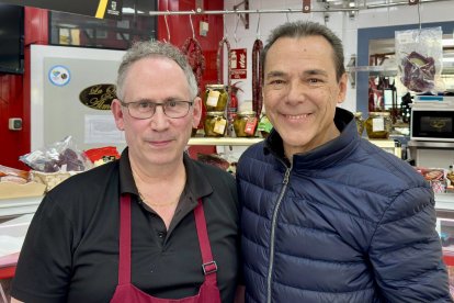 Francisco García, junto al autor de la entrevista Antonio Hermosa, en su carnicería de Almería.