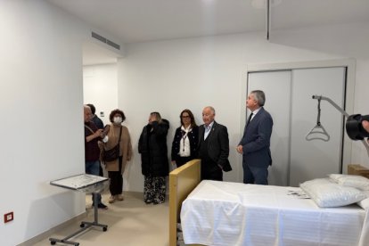 El delegado de Salud ha visitado la residencia de Roquetas de Mar junto al alcalde y autoridades.