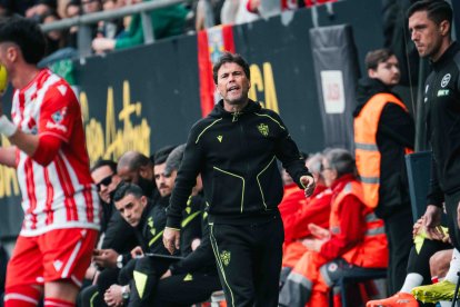 El entrenador catalán del Almería en la banda del Nuevo Mirandilla.