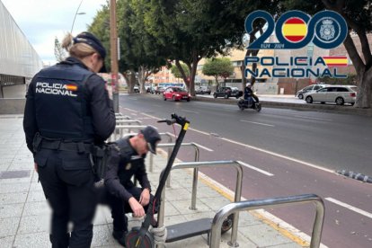 La Policía durante la operación de recuperación de los patinetes.