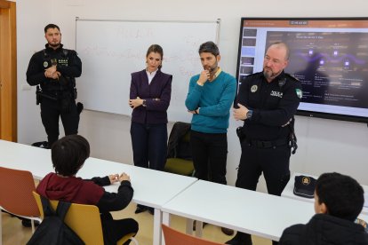 Los ediles de Servicios Sociales y Educación en su visita al Aula de Convivencia de El Ejido.