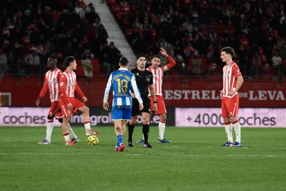 Imagen del partido UD Almería - Depor, arbitrado por el colegiado González Diaz, detenido por una presunta agresión sexual.