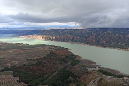 El embalse del Negratín tiene un color más turbio al estar recibiendo constantemente agua, sobre todo de El Portillo y La Bolera.