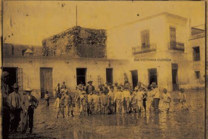 Adra en 1884, la Puerta del Mar, junto al Ayuntamiento actual tras el desbordamiento del rio y de la rambla de las Cruces ( Col. Victoria Cuenca Gnecco)