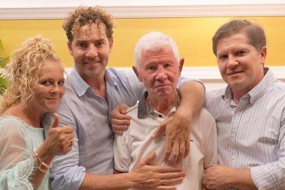 Los hermanos Bisbal (María del Mar, David y José María) con su padre, el campeón de boxeo José Bisbal Carrillo