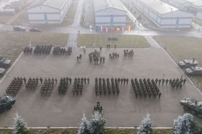 Imagen del relevo del contingente español de la Multinational Brigade Task Force Slovaki en Lest tomando el mando La Legión.