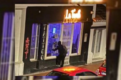 Imagen del enmascarado en el momento del robo al local de tatuajes de Almerimar