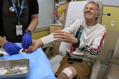 Jesús Calleja es atendido tras su caída.