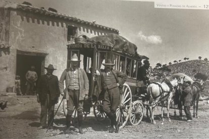 Diligencia a la entrada de la venta La Roja en 1890, que aparece en el libro de Andrés Cabrera.