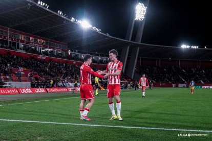 Arribas y Dzodic celebrando un gol.