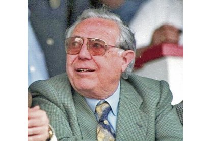 Marcos Eguizábal Ramírez (1919-2029) en un acto público en Almería como patrocinador deportivo.