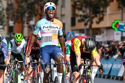 El sprinter eritreo cumple su condición de favorito y se impone a Milan Fretin (Cofidis) y Matteo Moschetti (Pinarello-Q36.5) en Roquetas de Mar.