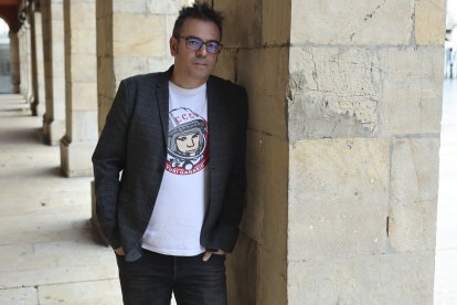 El escritor Raúl Quinto, en la Plaza de España de Avilés.