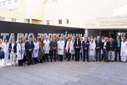 Foto de familia tras la visita de Juanma Moreno al Hospital Universitario Torrecárdenas.