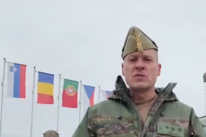 El coronel Sánchez Arribas, anunciando las novedades de La Desértica 2026 desde Eslovaquia.