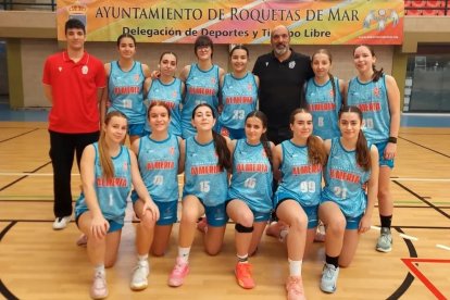 Foto de familia del Junior Femenino CB Almería.