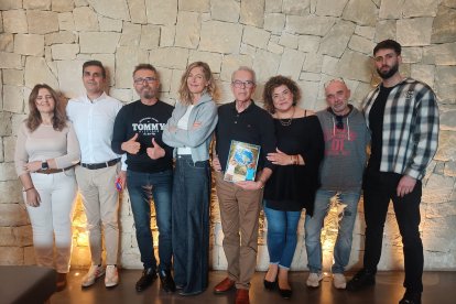 Salvador Oyonarte, sostiene el cartel de la futuro ONG en un primer encuentro para presentar el proyecto.