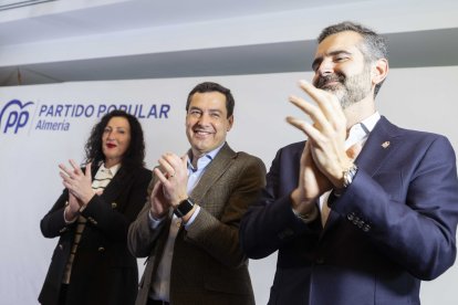 María del Mar Vázquez, Juanma Moreno y Ramón Fernández-Pacheco.