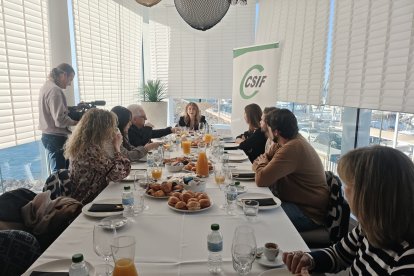 La nueva presidenta de CSIF, Aima Serrano, al fondo, en el desayuno informativo celebrado este martes en el Club de Mar de Almería.