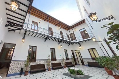 El bonito patio interior de la sede de la UNED en Almería.