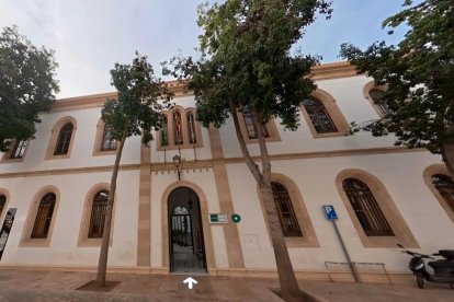 Fachada de la sede de la UNED en Almería.