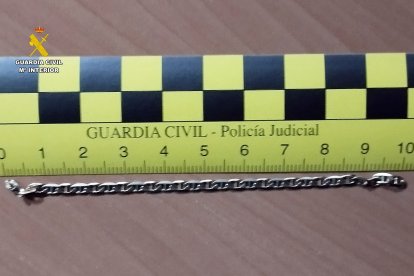 Una de las joyas recuperadas por la Guardia Civil.