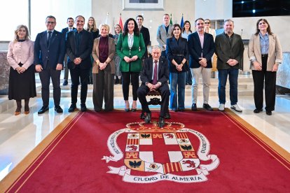 Foto de familia de Juan Rigaud con la corporación municipal del Ayuntamiento de Almería tras recibir el Escudo de Oro de la ciudad.