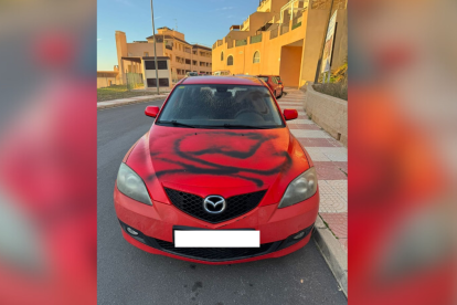 Coche vandalizado en la calle Jesús de Perceval.