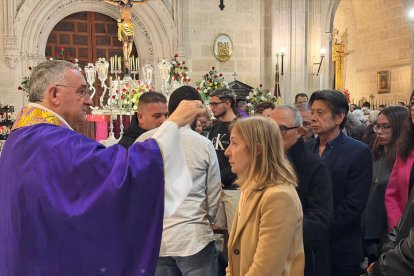 El obispo de Almería, Antonio Gómez Cantero, poniendo la ceniza en la Catedral.