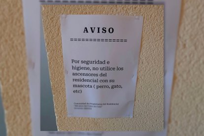 Los vecinos de un complejo residencial de Almería se han encontrado con esta prohibición en su edificio.