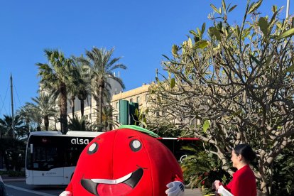 Tomatal, la mascota oficial del Día del Tomate recorre Almería.