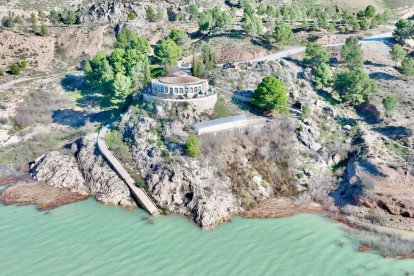 Imagen actual del Restaurante 'Baños de Zújar'. La poza termal, junto a la rampa de bajada, ya está bajo el nivel del agua.