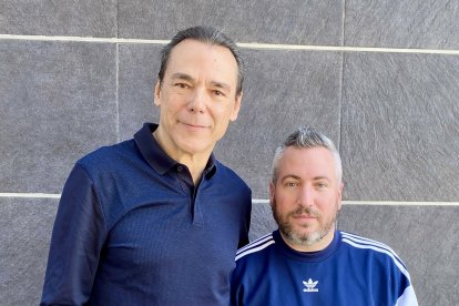 Diego Armando Alías junto al autor de la entrevista, Antonio Hermosa, dos enamorados del mundo del teatro.